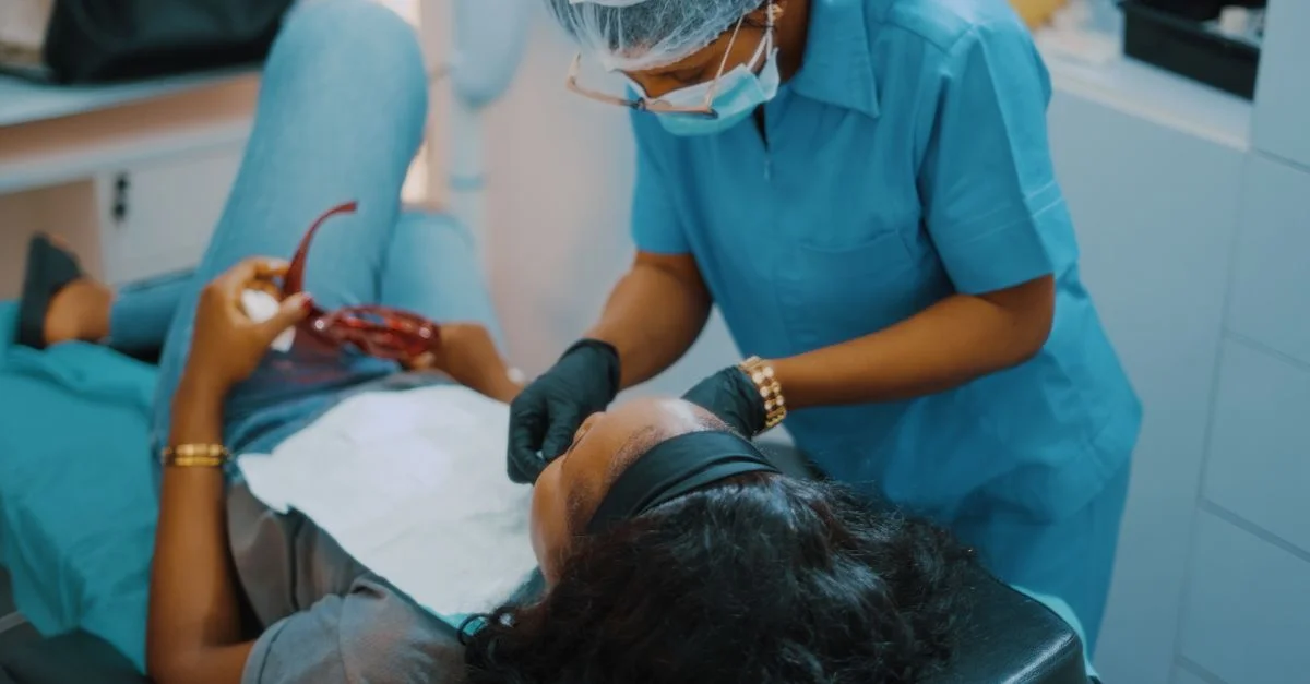 Un professionnel dentaire s'occupant d'un patient dans une clinique à Lagos, Nigeria.