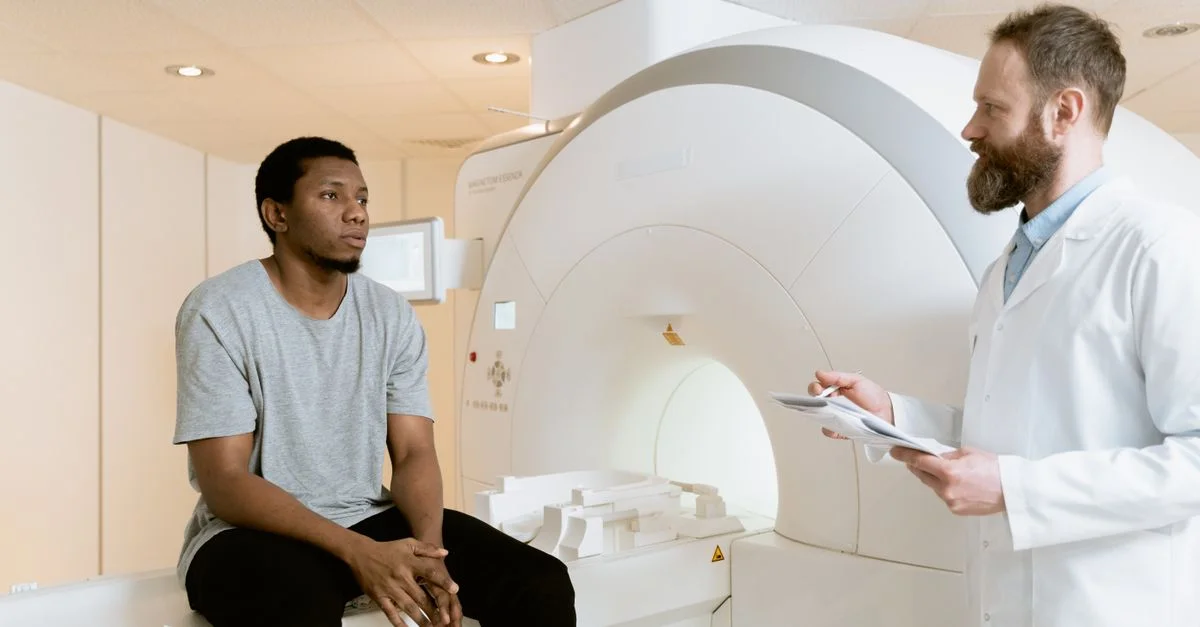 Un médecin discute des résultats d'IRM avec un patient dans un environnement hospitalier.
