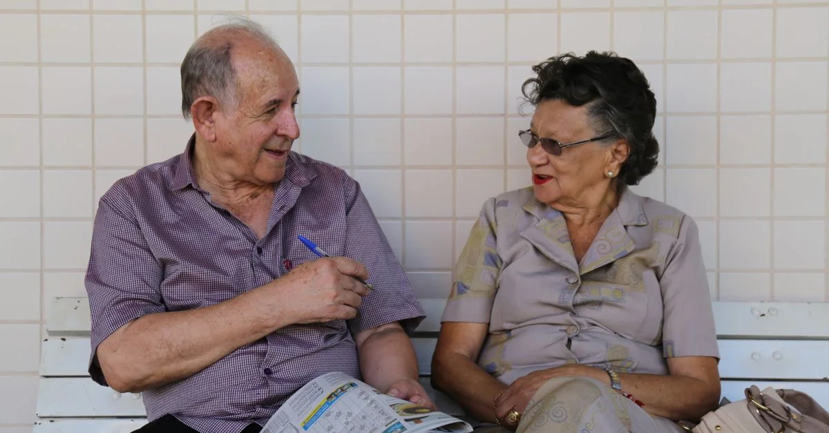 Couple senior profitant d'une conversation sur un banc à Brasília, Brésil.