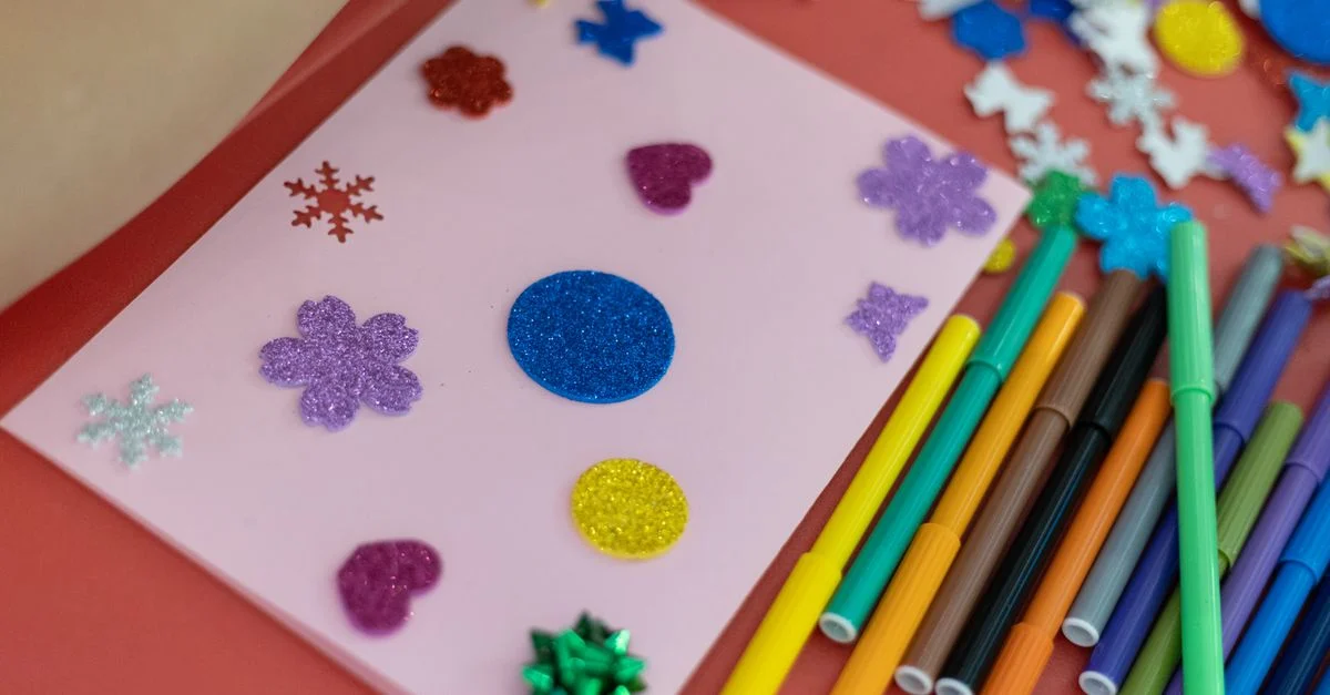 Une carte colorée faite main décorée de paillettes et d'autocollants, parfaite pour des projets créatifs.
